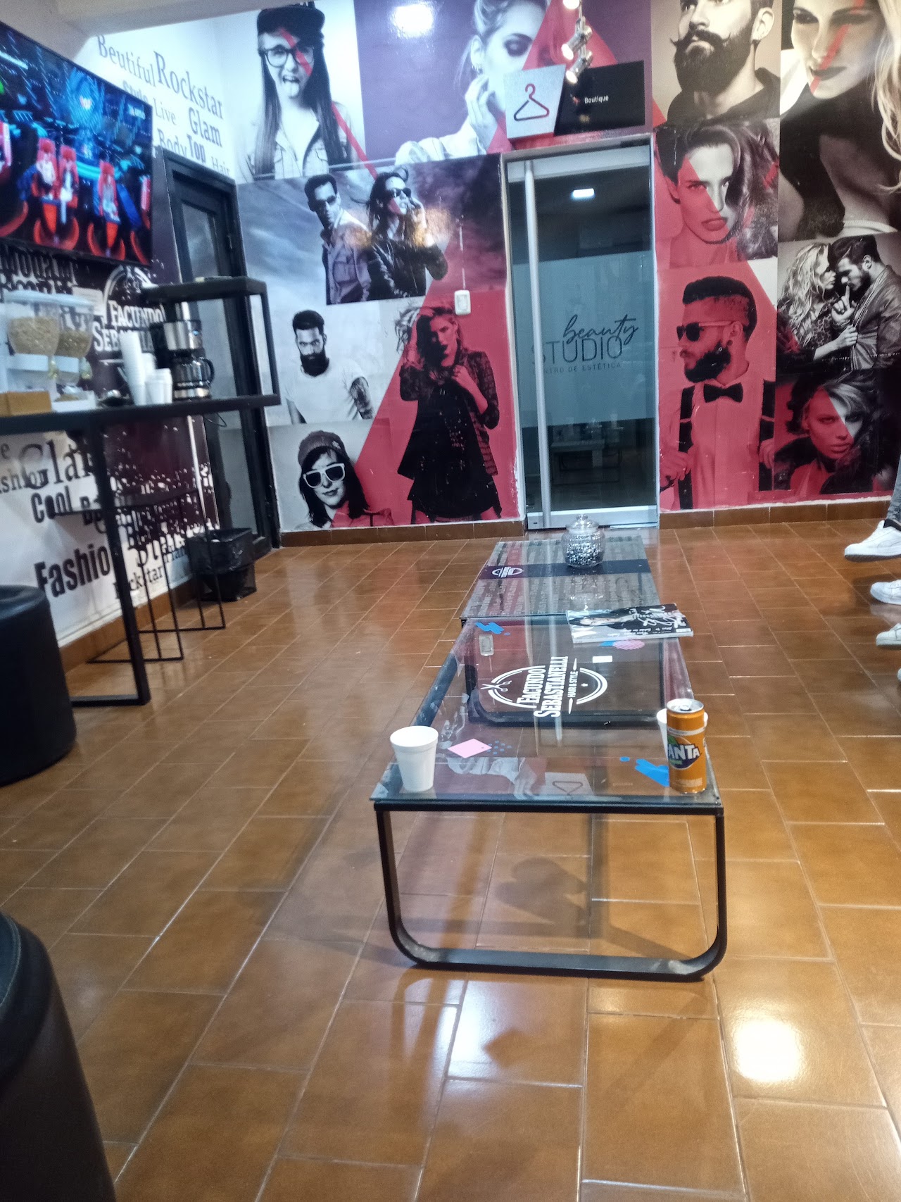 Interior del salón Facundo Sebastianelli Peluqueros, con arte de pared de moda